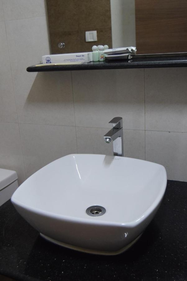 Thiviyam Airport Hotel Chennai Eksteriør billede